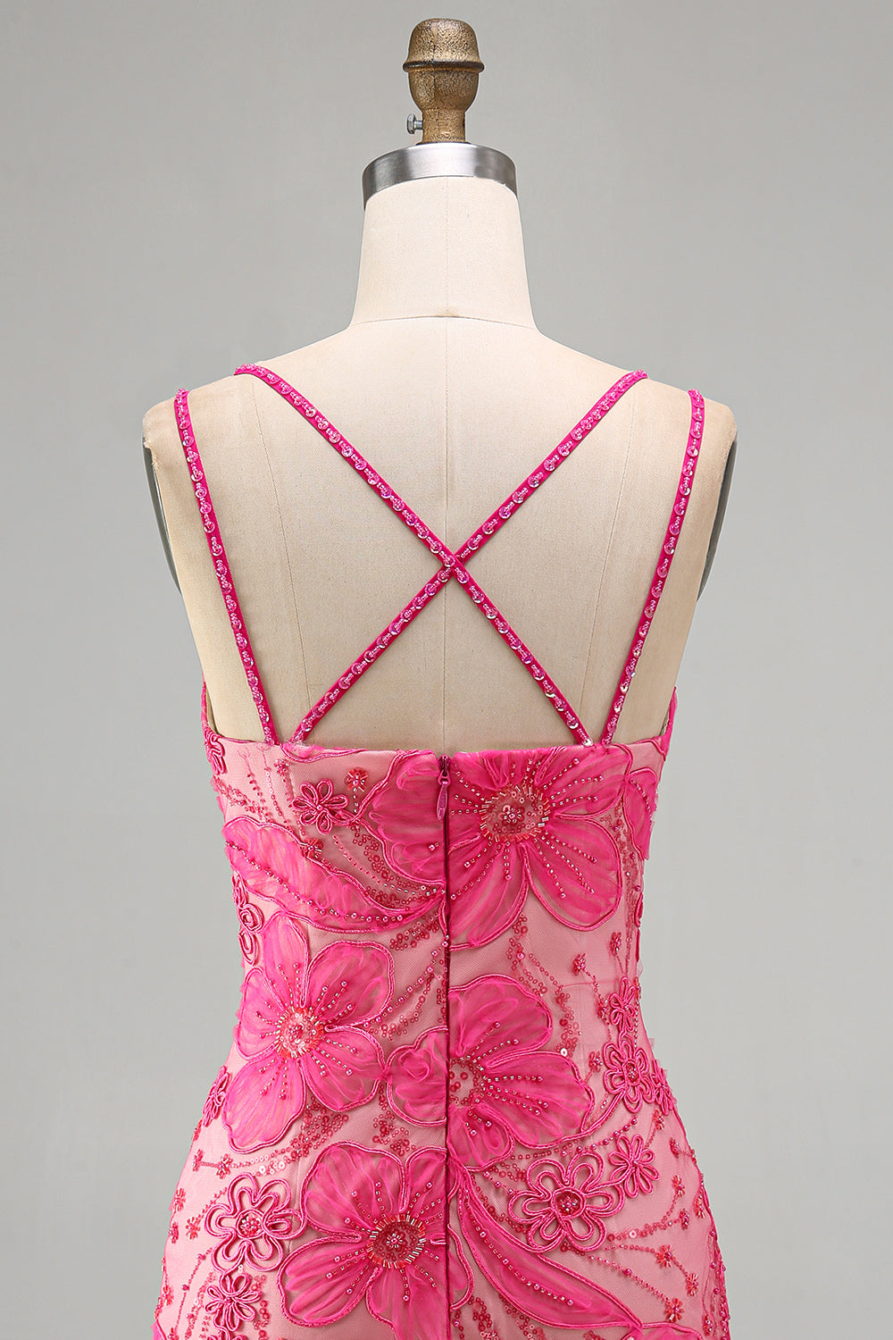 Robe courte de cocktail moulante bleu clair à fines bretelles, motif floral et perles