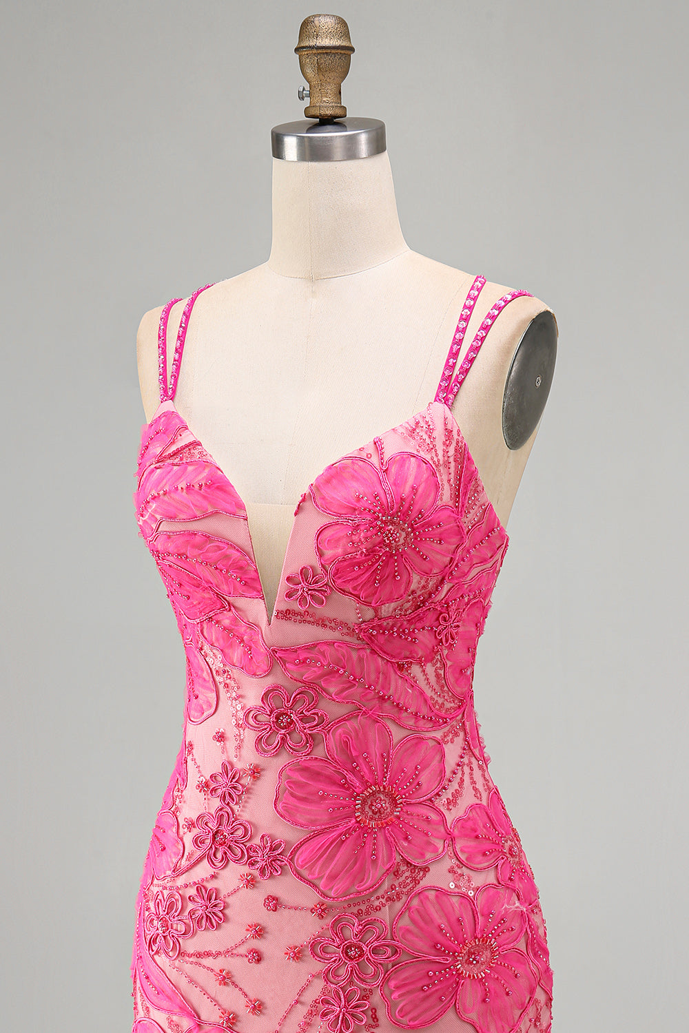 Robe courte de cocktail moulante bleu clair à fines bretelles, motif floral et perles
