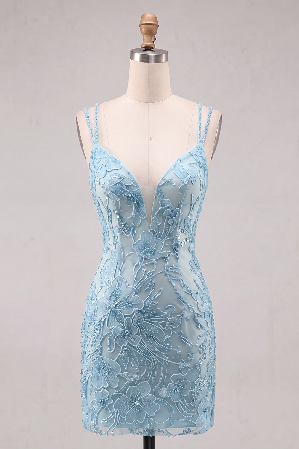 Robe courte de cocktail moulante bleu clair à fines bretelles, motif floral et perles