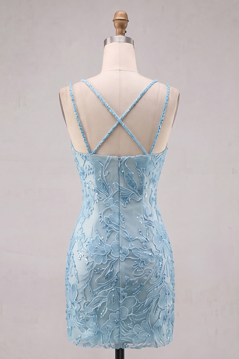 Robe courte de cocktail moulante bleu clair à fines bretelles, motif floral et perles