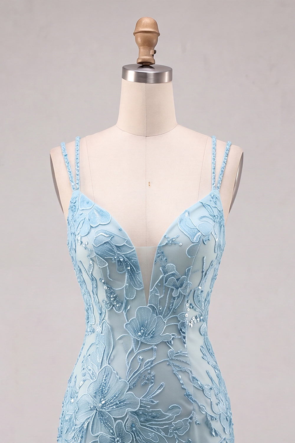 Robe courte de cocktail moulante bleu clair à fines bretelles, motif floral et perles