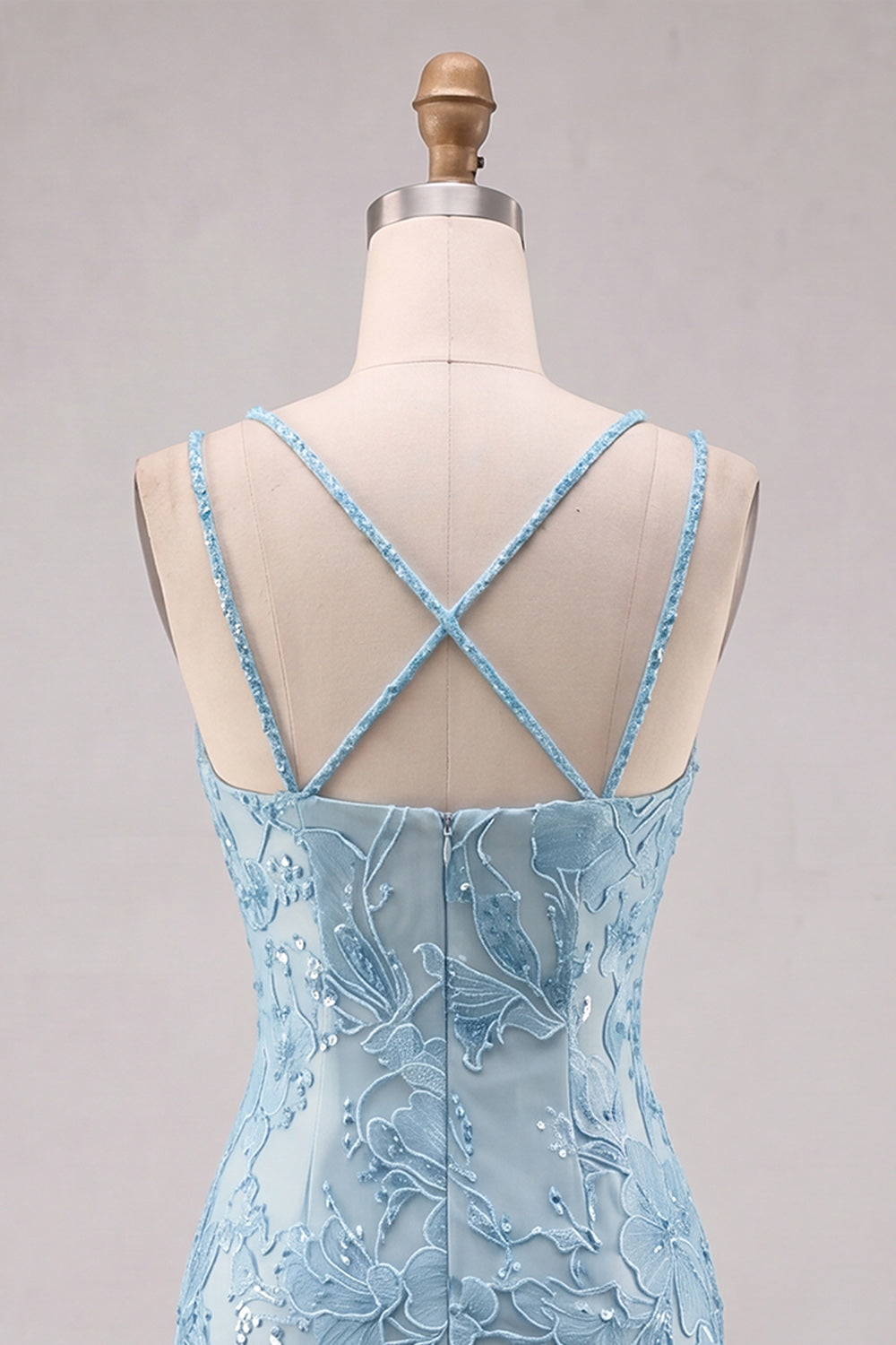 Robe courte de cocktail moulante bleu clair à fines bretelles, motif floral et perles