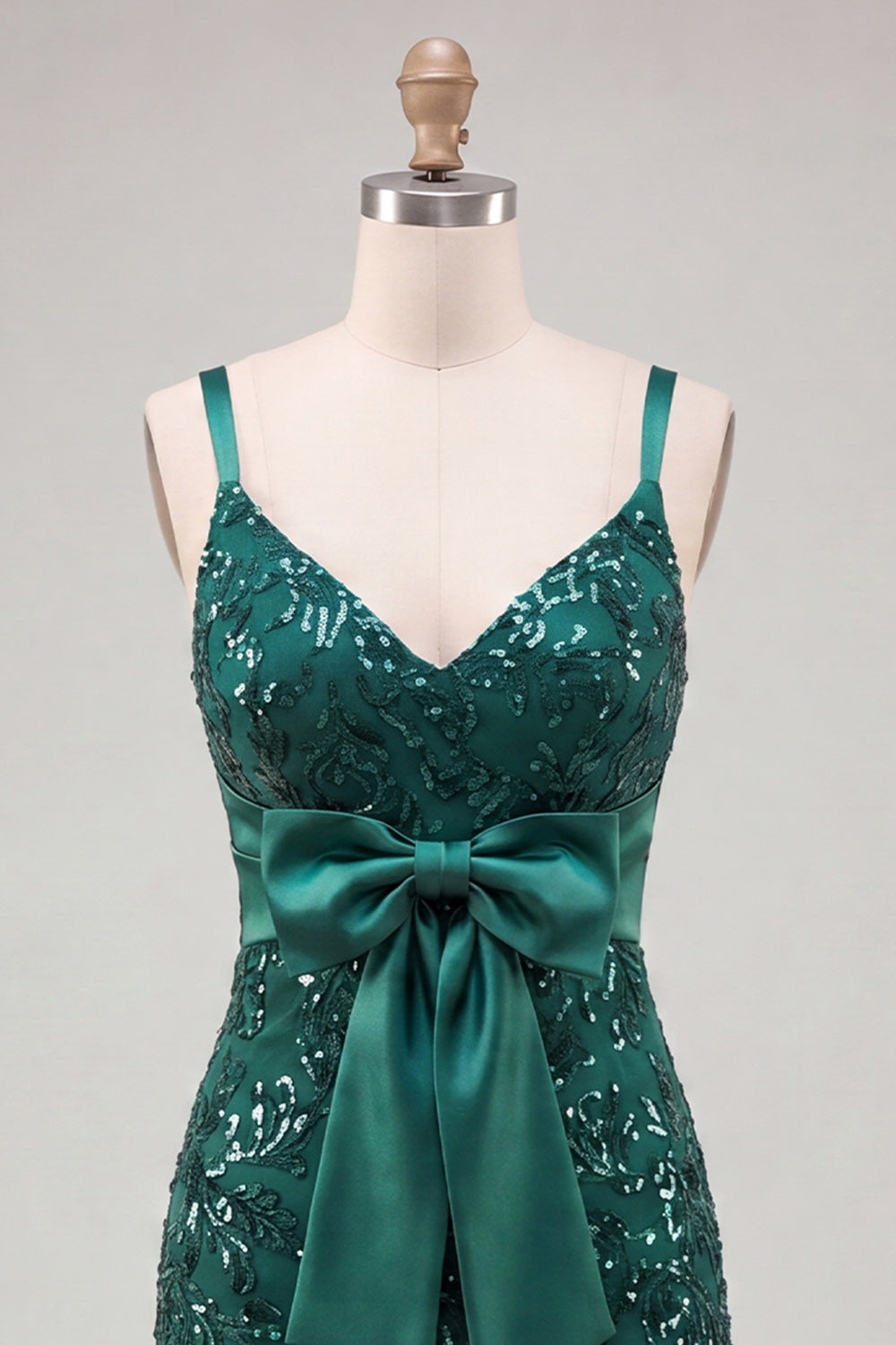Robe de bal moulante vert foncé à bretelles spaghetti, paillettes et dos lacé avec nœud