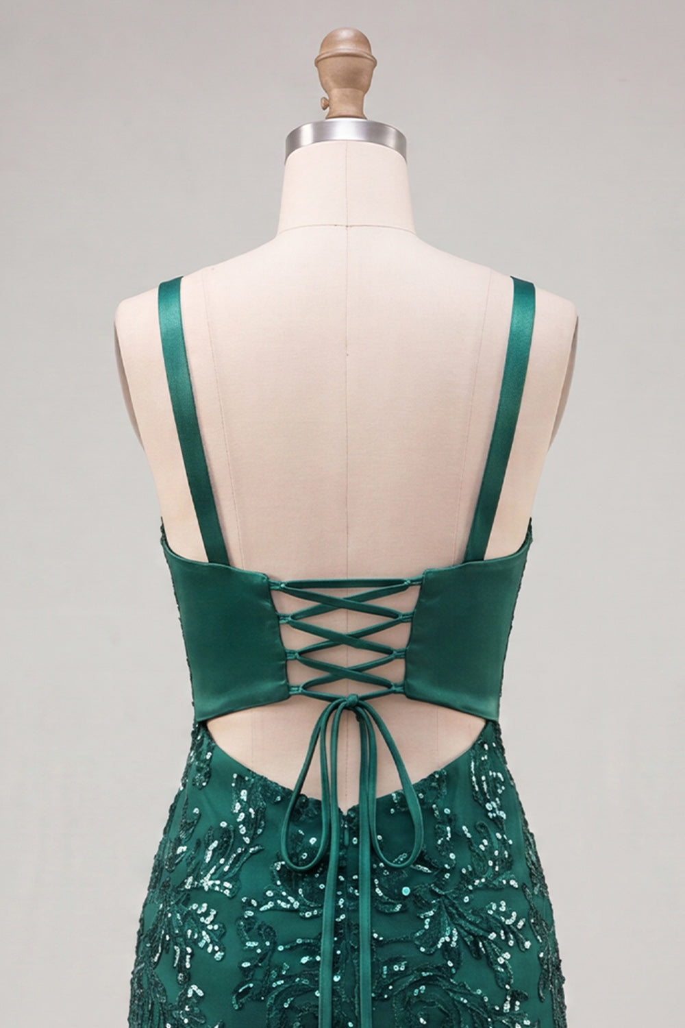 Robe de bal moulante vert foncé à bretelles spaghetti, paillettes et dos lacé avec nœud