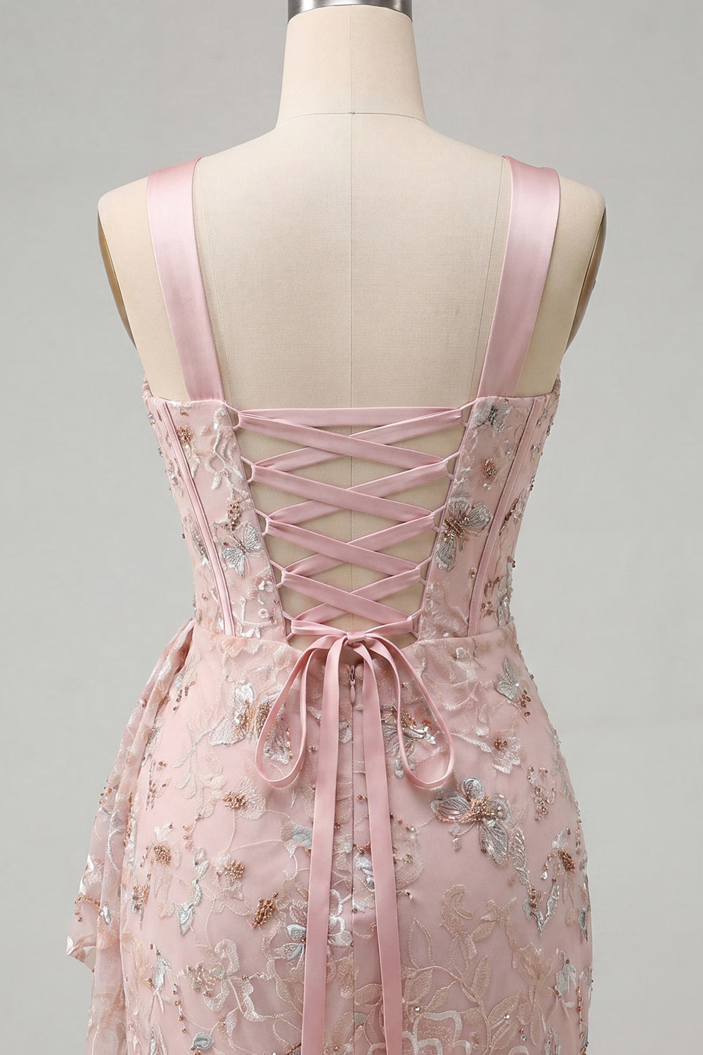 Robe de soirée moulante blush avec corset dos lacé, fronces et ceinture