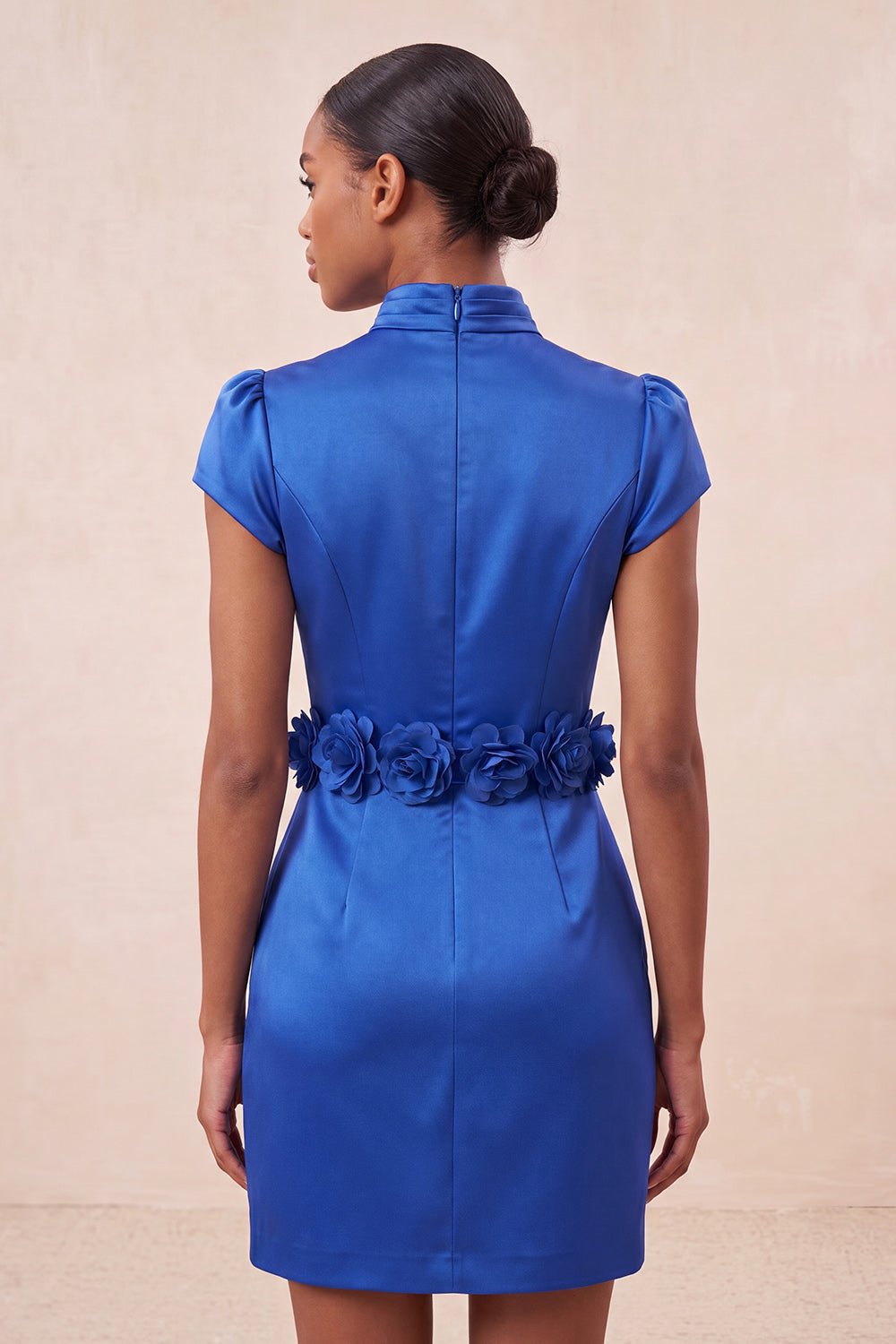 Robe de soirée moulante verte à col montant, en satin, avec manches courtes et fleurs 3D