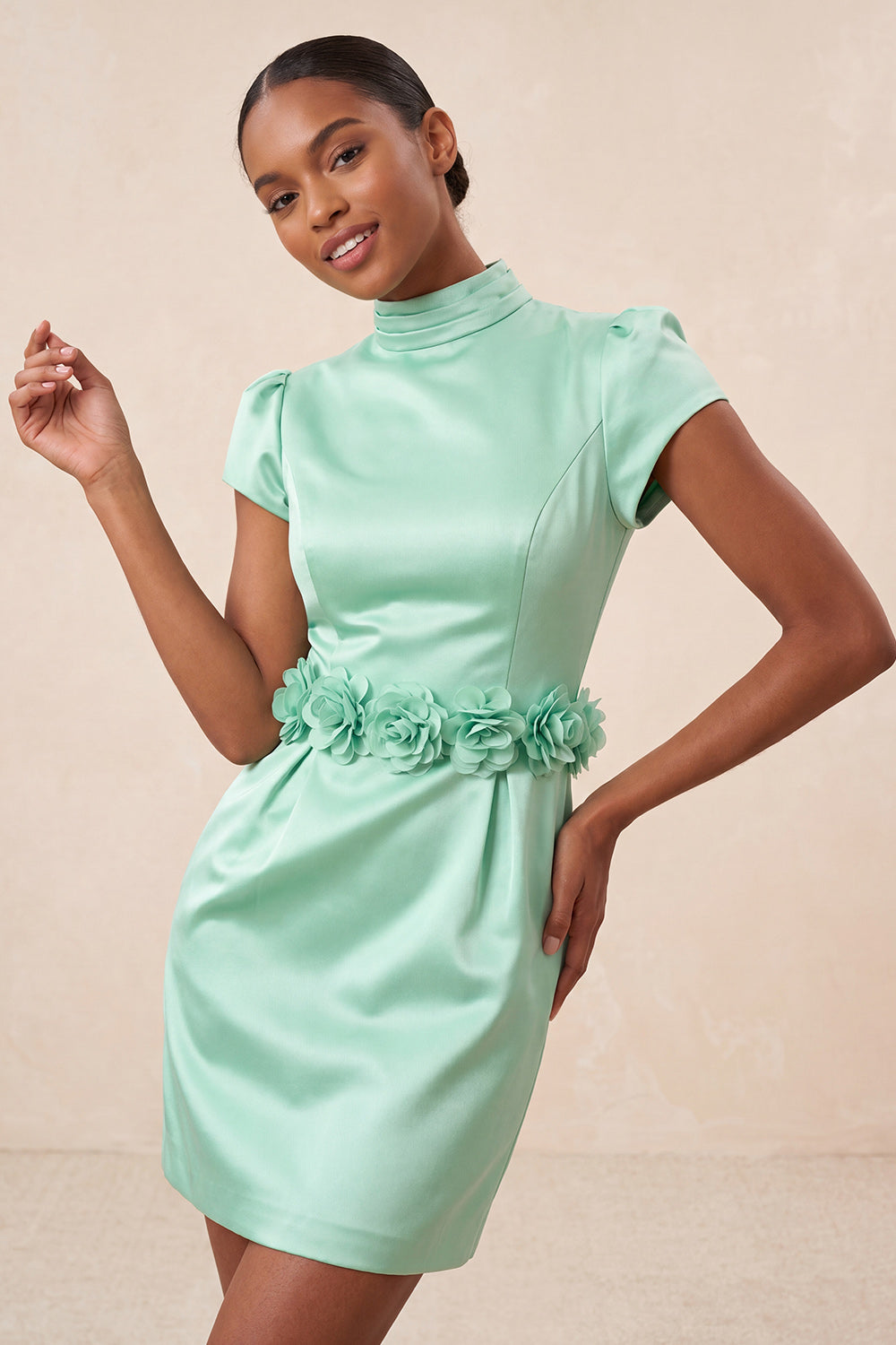 Robe de soirée moulante verte à col montant, en satin, avec manches courtes et fleurs 3D