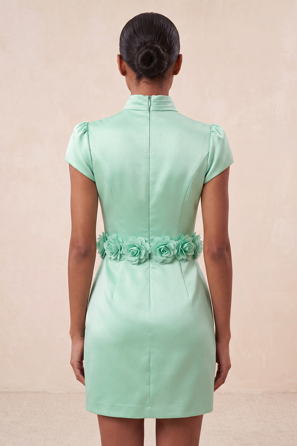 Robe de soirée moulante verte à col montant, en satin, avec manches courtes et fleurs 3D