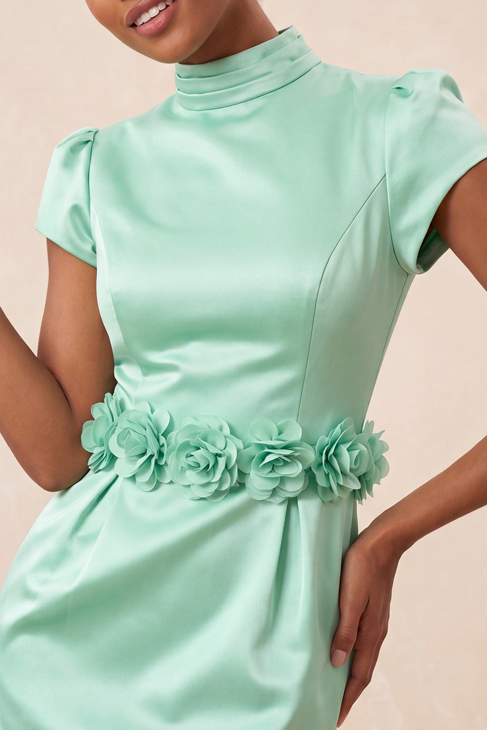 Robe de soirée moulante verte à col montant, en satin, avec manches courtes et fleurs 3D