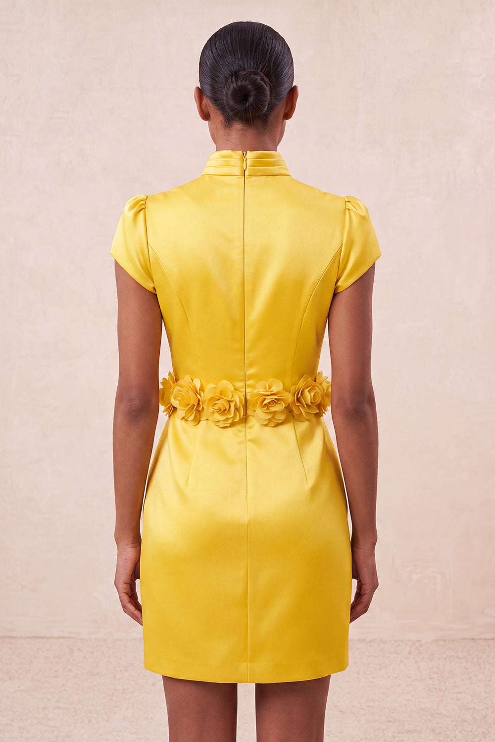 Robe de soirée moulante verte à col montant, en satin, avec manches courtes et fleurs 3D