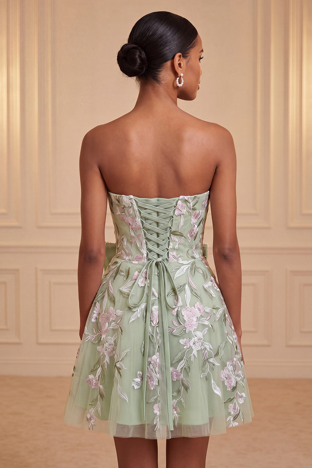 Robe de bal de fin d'année vert sauge sans bretelles, coupe trapèze, brodée de perles, avec laçage au dos et nœud