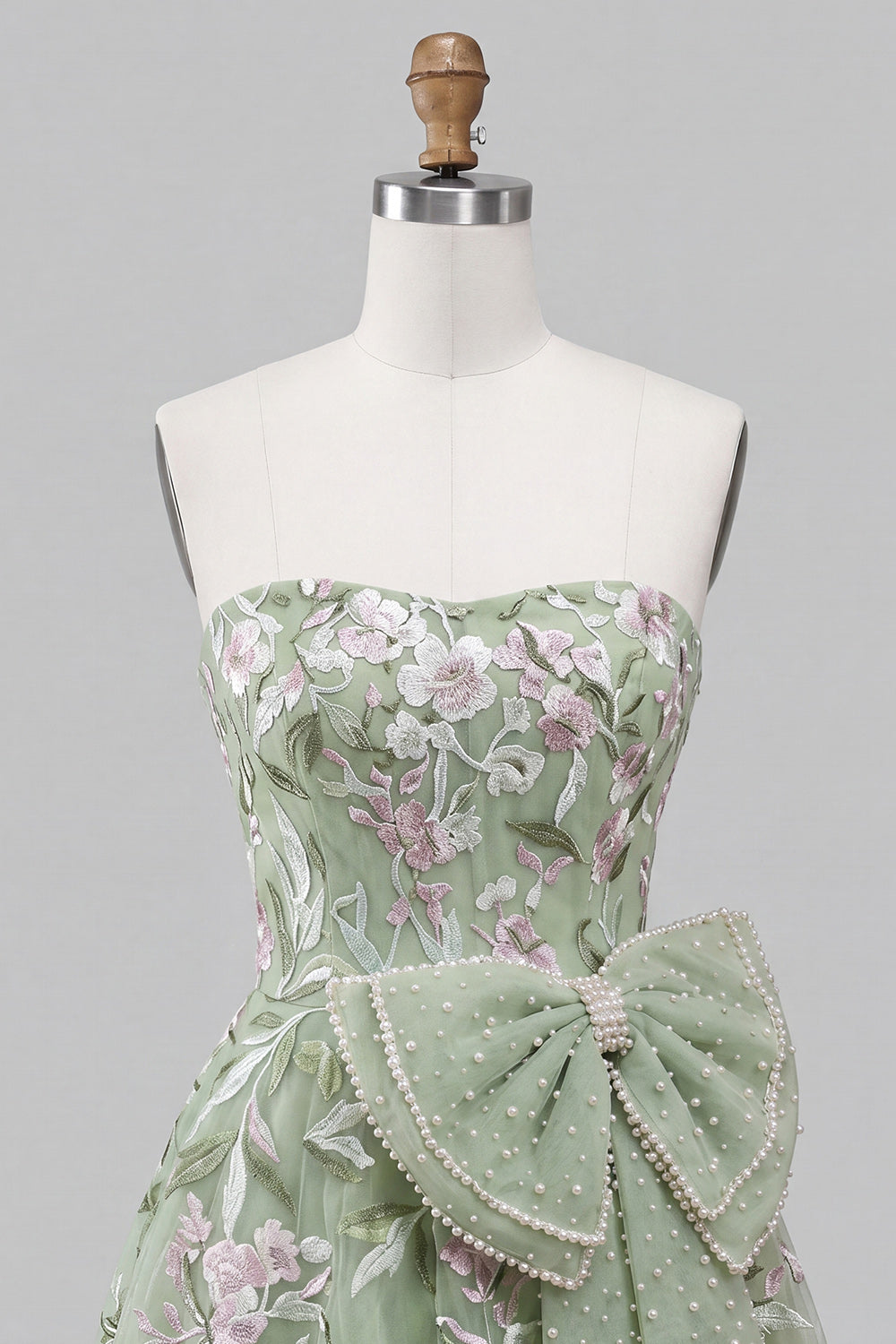 Robe de bal de fin d'année vert sauge sans bretelles, coupe trapèze, brodée de perles, avec laçage au dos et nœud