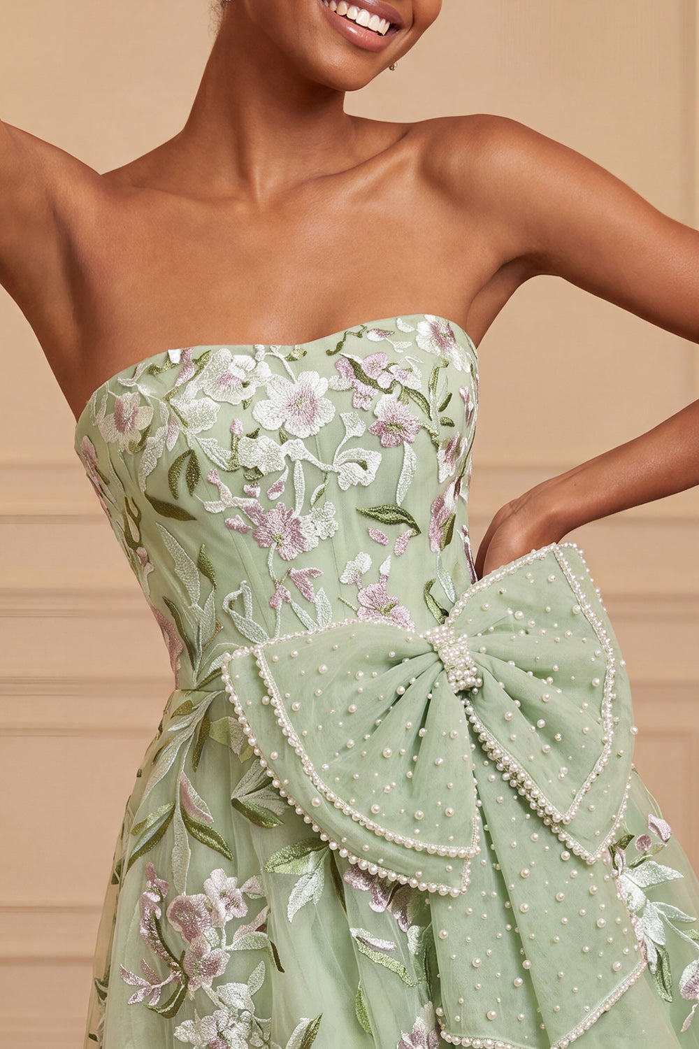 Robe de bal de fin d'année vert sauge sans bretelles, coupe trapèze, brodée de perles, avec laçage au dos et nœud