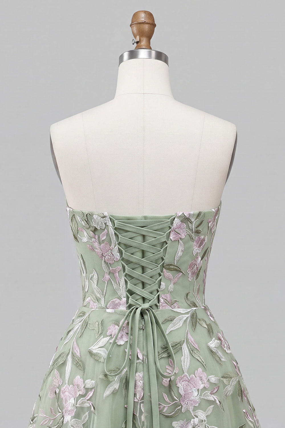 Robe de bal de fin d'année vert sauge sans bretelles, coupe trapèze, brodée de perles, avec laçage au dos et nœud