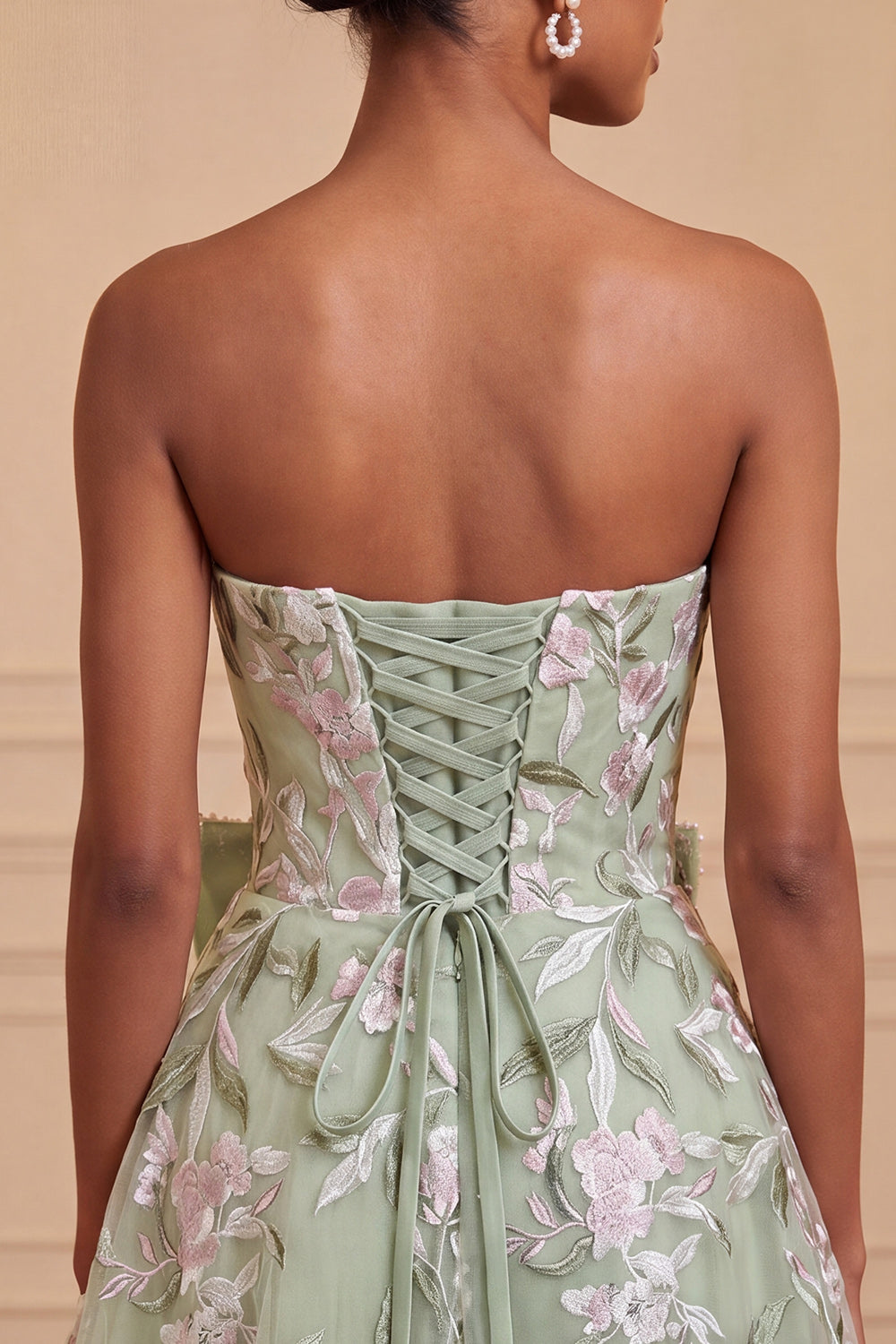 Robe de bal de fin d'année vert sauge sans bretelles, coupe trapèze, brodée de perles, avec laçage au dos et nœud