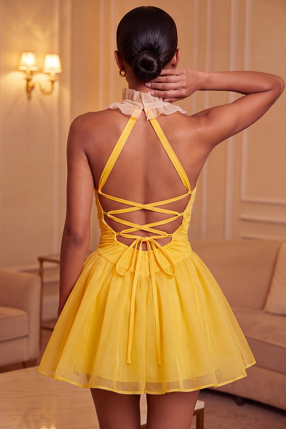 Robe de bal dos nu trapèze jaune froncée à volants avec laçage au dos