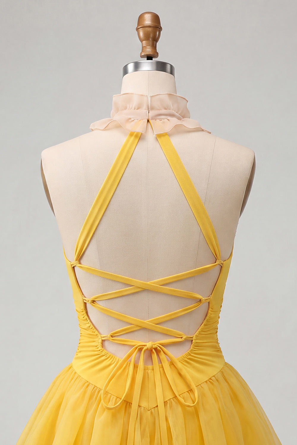 Robe de bal dos nu trapèze jaune froncée à volants avec laçage au dos