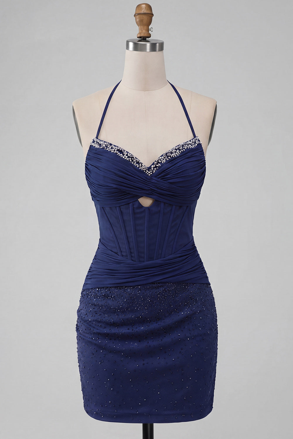 Robe de bal bleu marine à corset froncé, dos nu, ornée de perles
