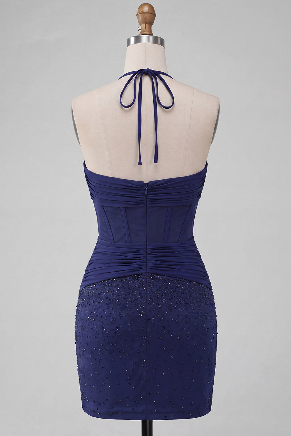 Robe de bal bleu marine à corset froncé, dos nu, ornée de perles