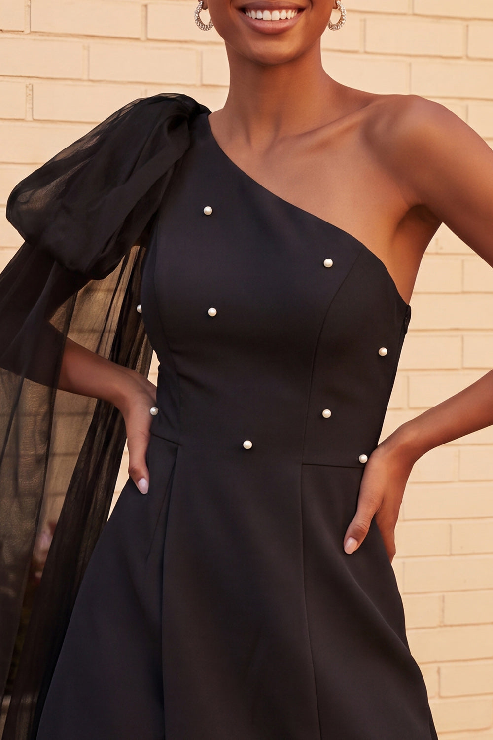 Robe de bal bleu foncé asymétrique ornée de perles avec cape latérale