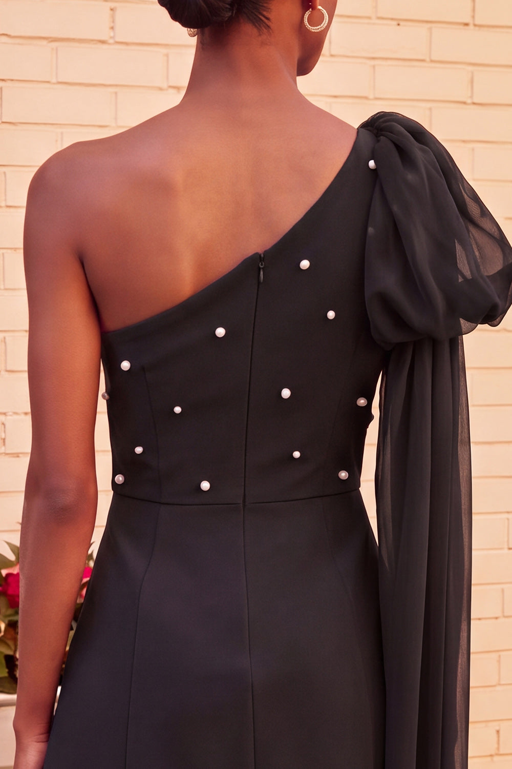 Robe de bal bleu foncé asymétrique ornée de perles avec cape latérale