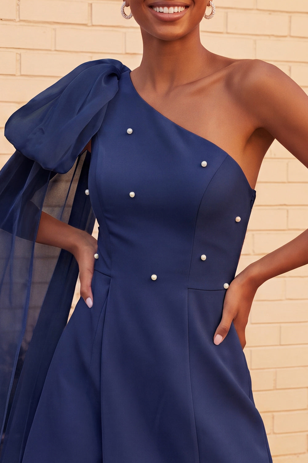 Robe de bal bleu foncé asymétrique ornée de perles avec cape latérale