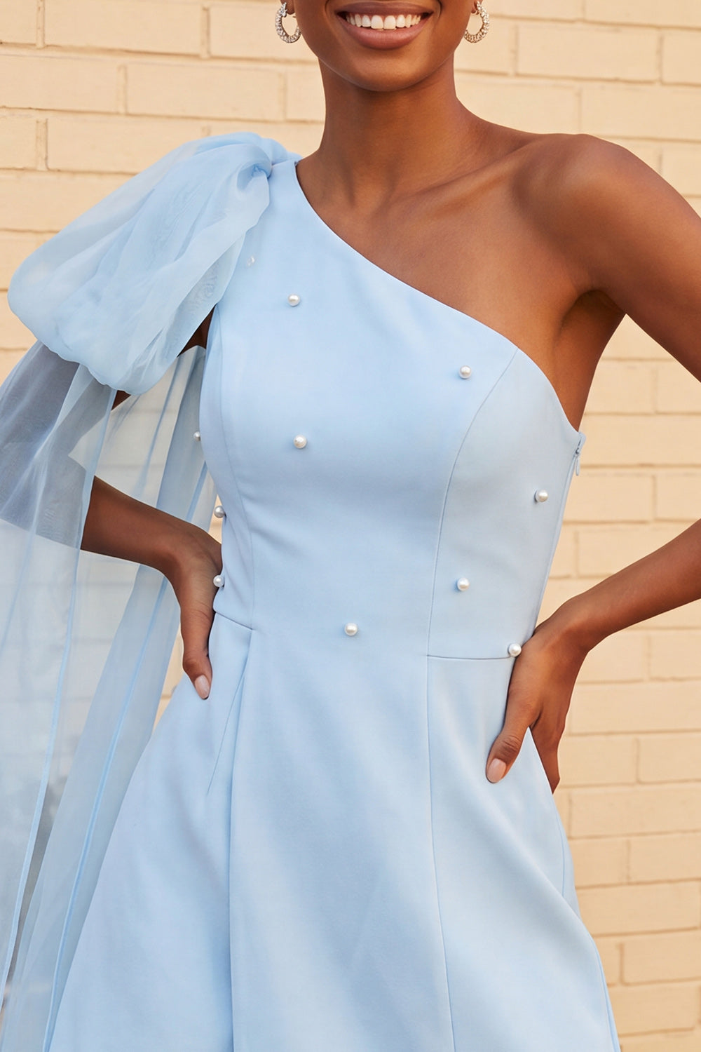 Robe de bal bleu foncé asymétrique ornée de perles avec cape latérale