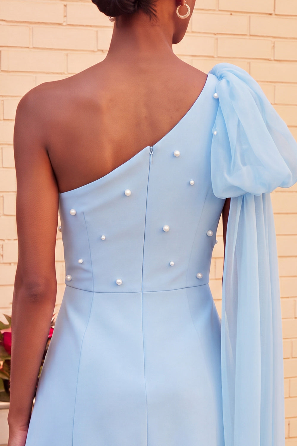 Robe de bal bleu foncé asymétrique ornée de perles avec cape latérale