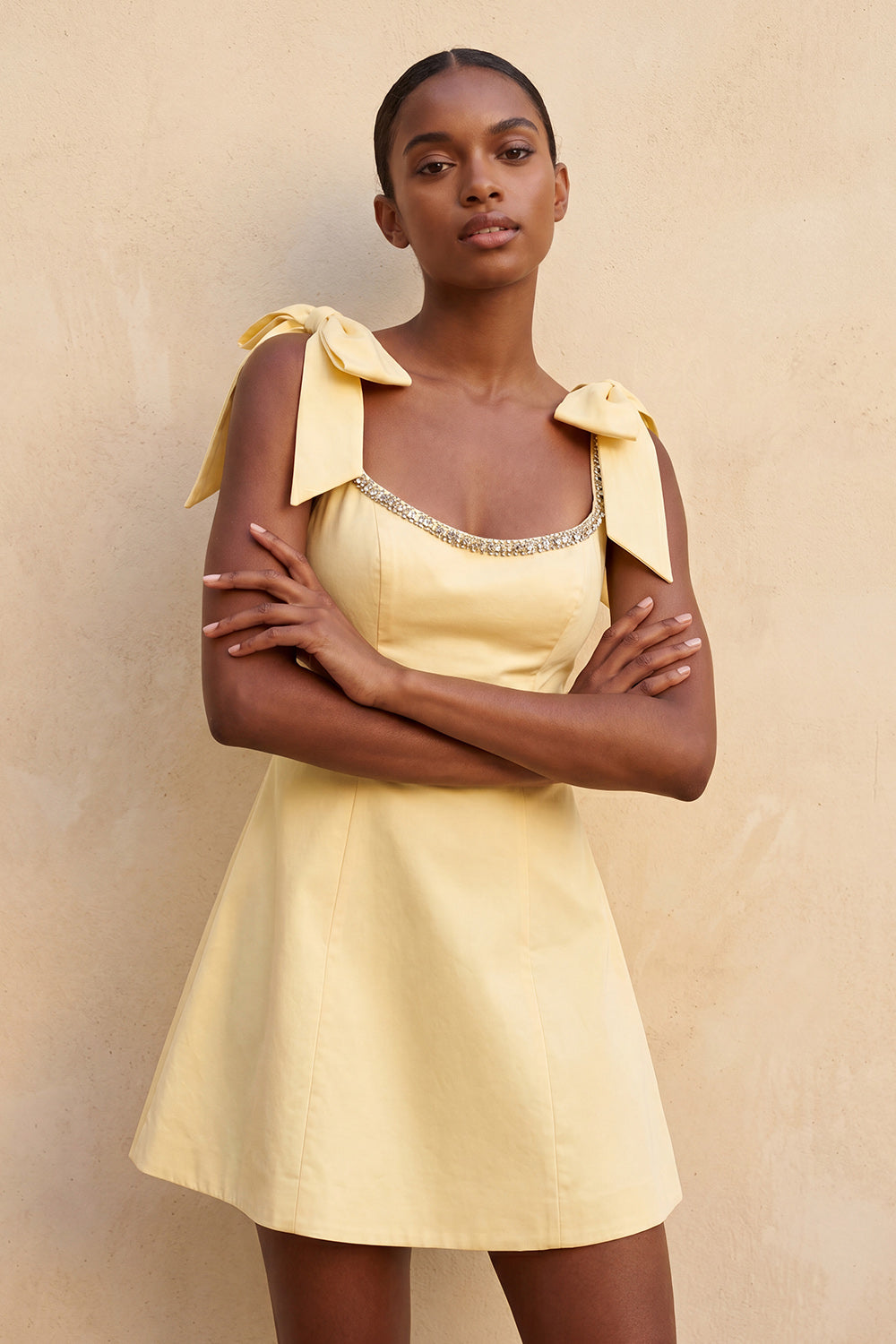 Robe de bal courte évasée jaune clair avec bretelles à nœud et dos lacé