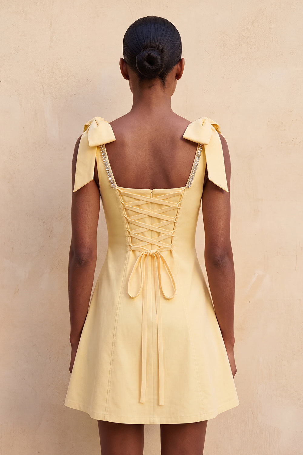 Robe de bal courte évasée jaune clair avec bretelles à nœud et dos lacé