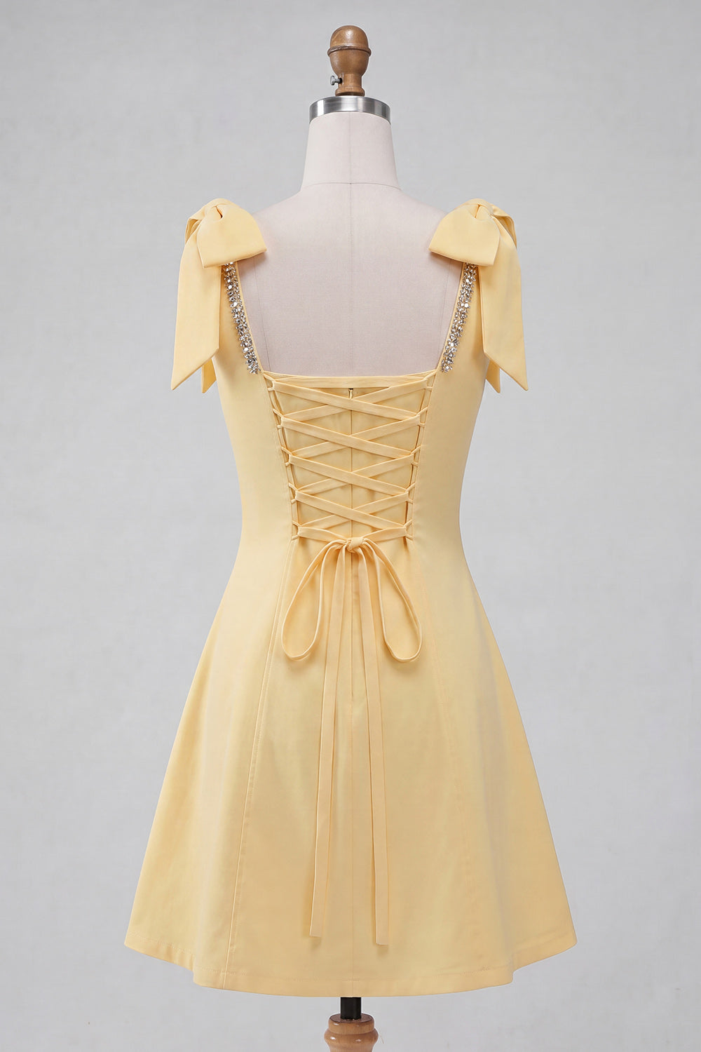 Robe de bal courte évasée jaune clair avec bretelles à nœud et dos lacé