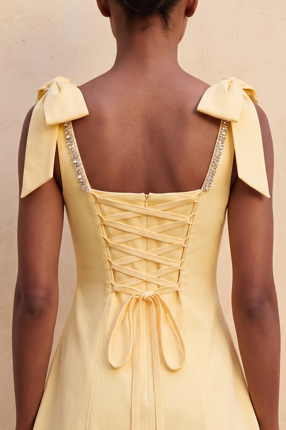 Robe de bal courte évasée jaune clair avec bretelles à nœud et dos lacé
