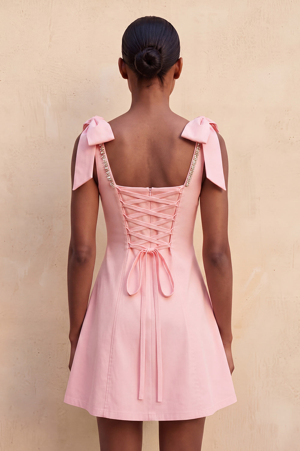 Robe de bal courte évasée jaune clair avec bretelles à nœud et dos lacé