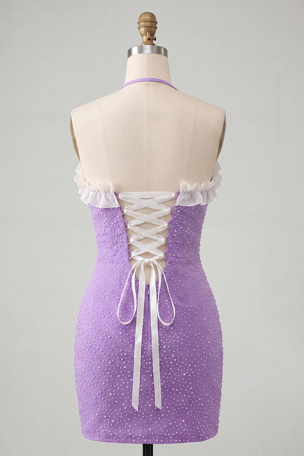 Robe de cocktail moulante lilas avec dos lacé, col halter, volants et perles
