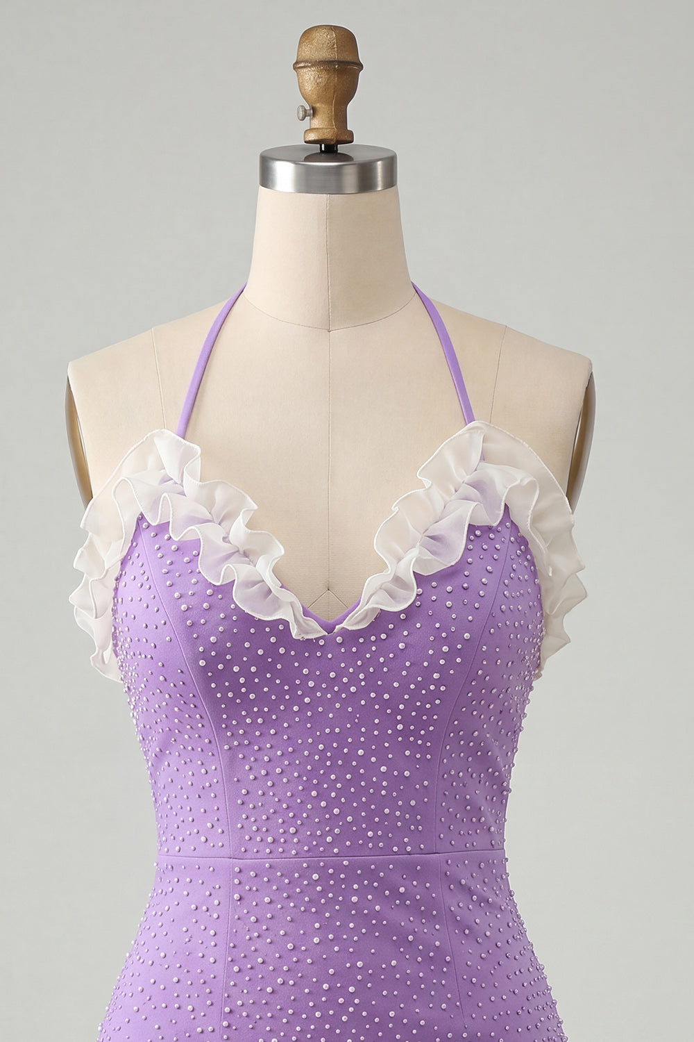 Robe de cocktail moulante lilas avec dos lacé, col halter, volants et perles