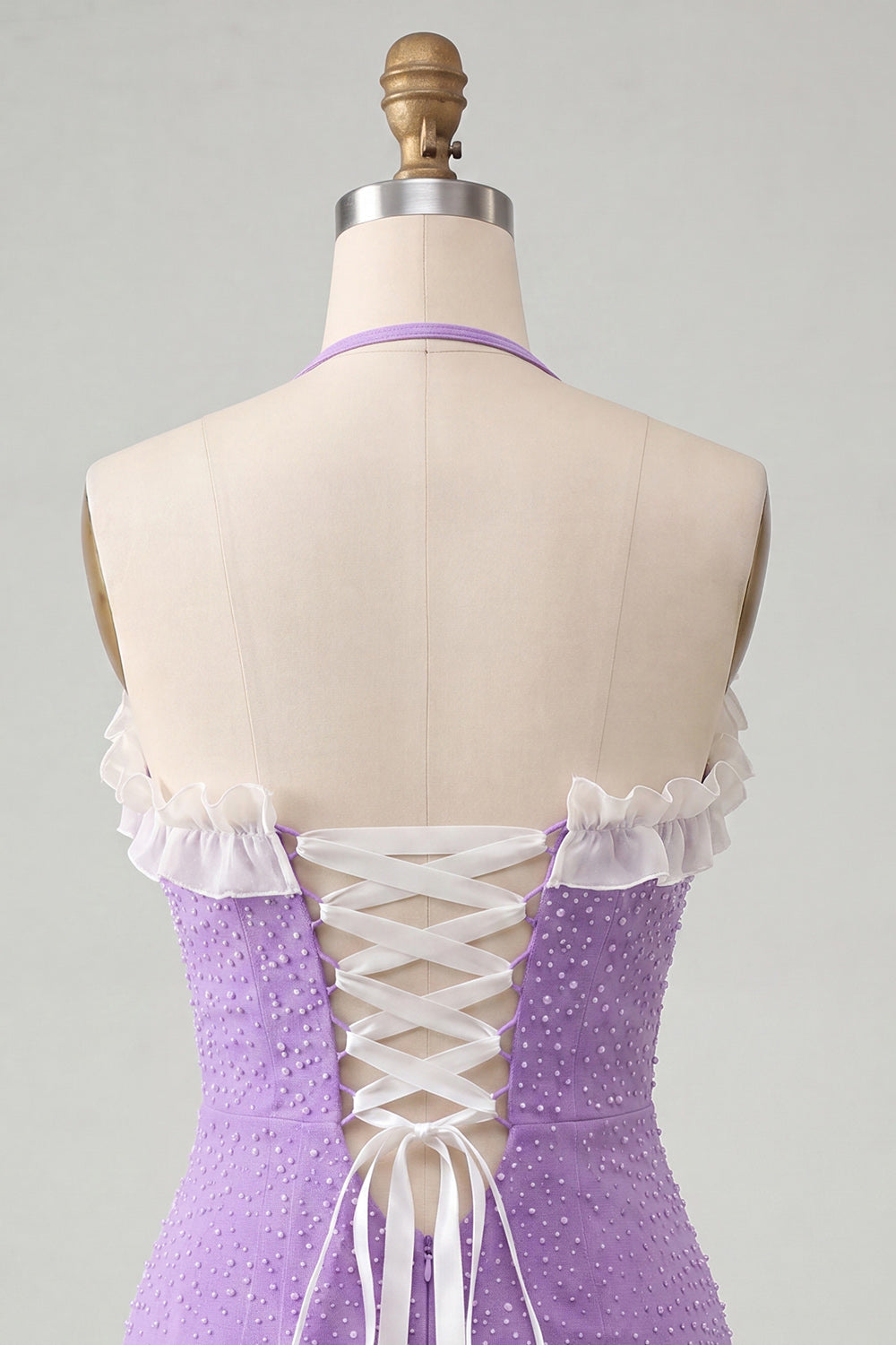 Robe de cocktail moulante lilas avec dos lacé, col halter, volants et perles