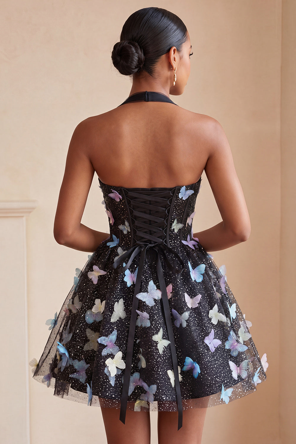 Robe Courte de Bal de Rentrée Noir Évasée à Licol avec Corset et Lacets au Dos et Papillons