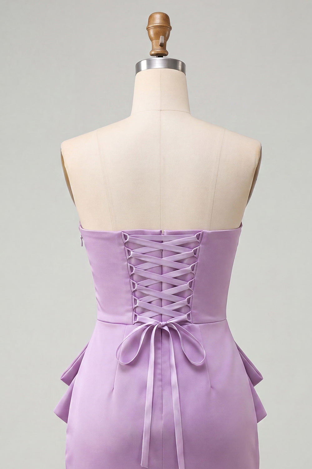 Robe de bal de fin d'année moulante bustier violet clair avec perles et dos lacé