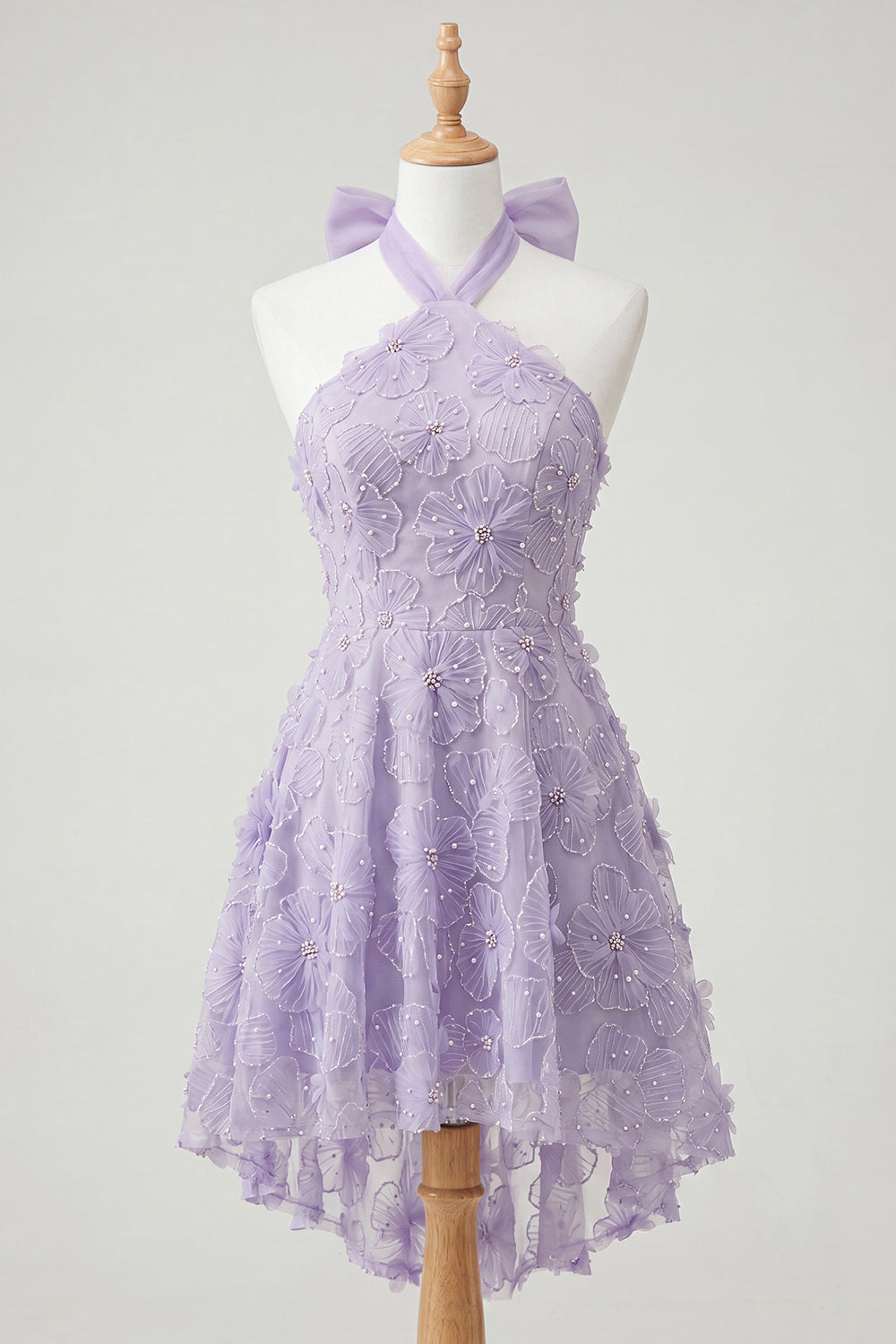 Vestido de Fiesta Morado con Cuello Halter, Corte Evasé, Perlas, Flores y Espalda Baja Asimétrica con Cordones