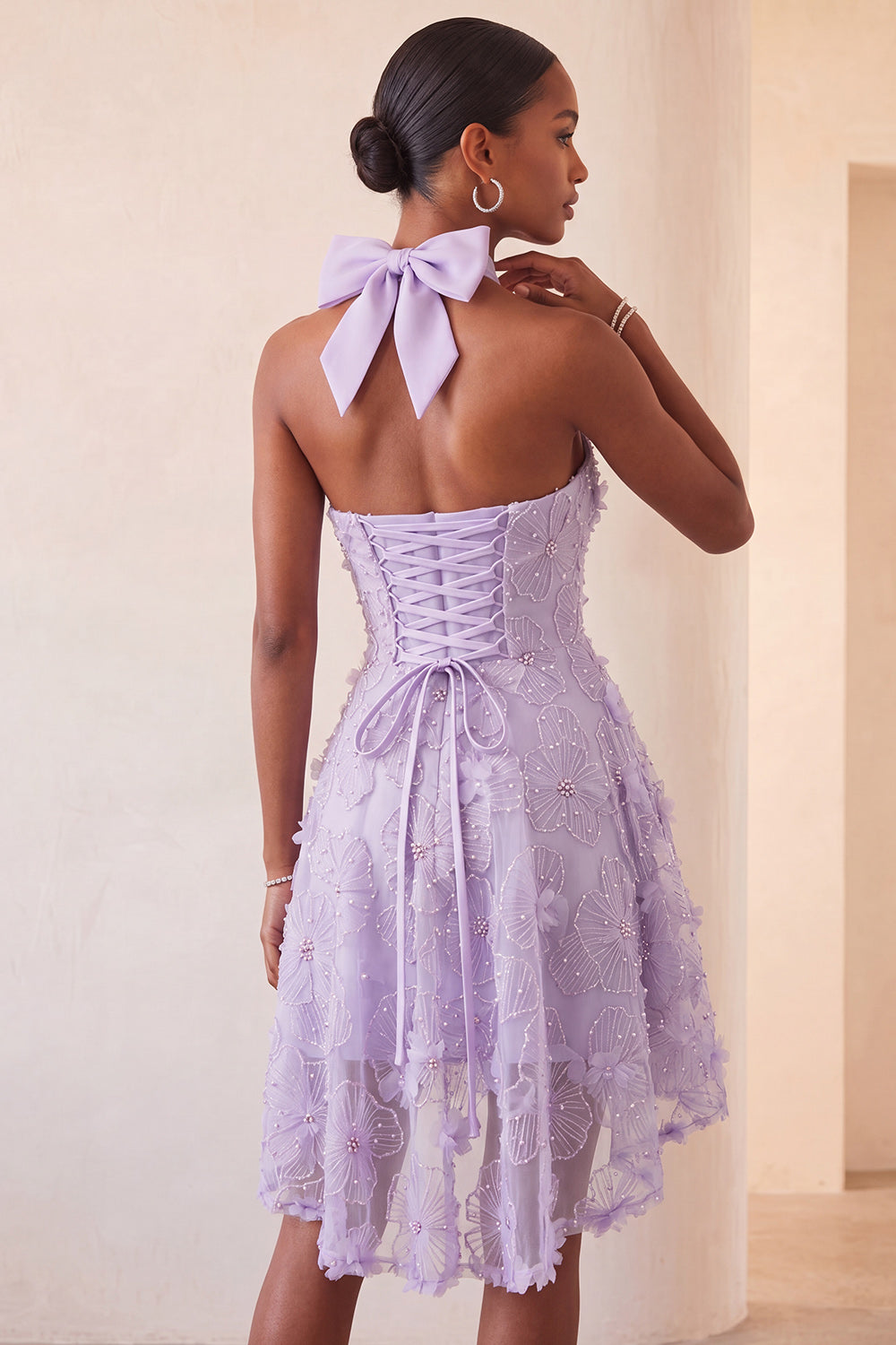 Vestido de Fiesta Morado con Cuello Halter, Corte Evasé, Perlas, Flores y Espalda Baja Asimétrica con Cordones