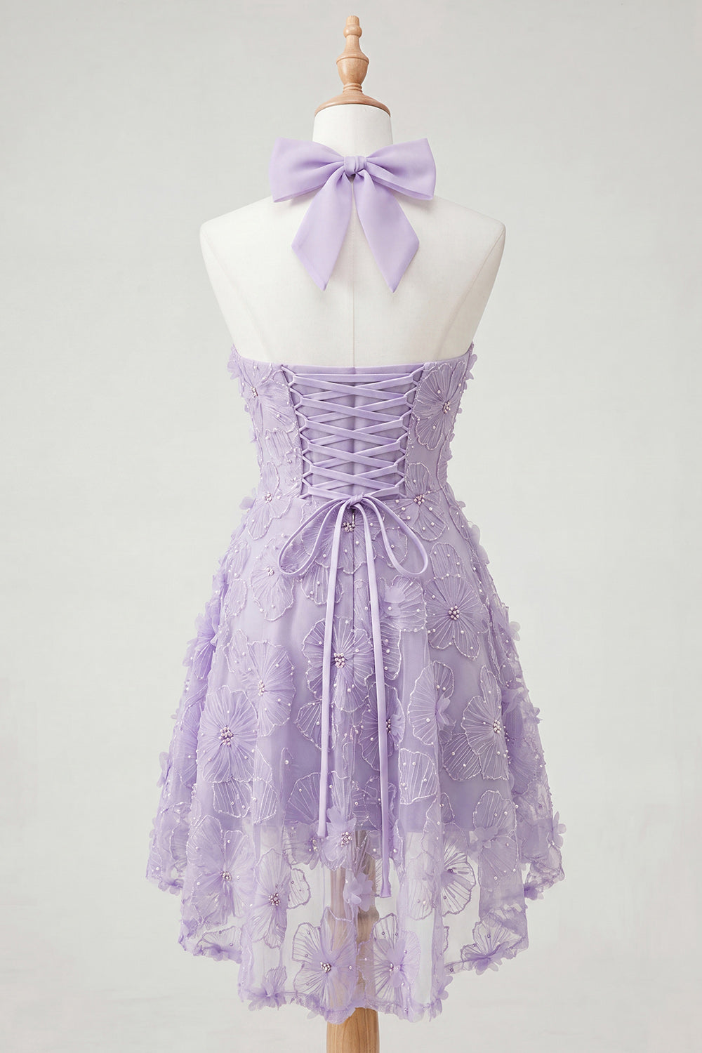 Vestido de Fiesta Morado con Cuello Halter, Corte Evasé, Perlas, Flores y Espalda Baja Asimétrica con Cordones