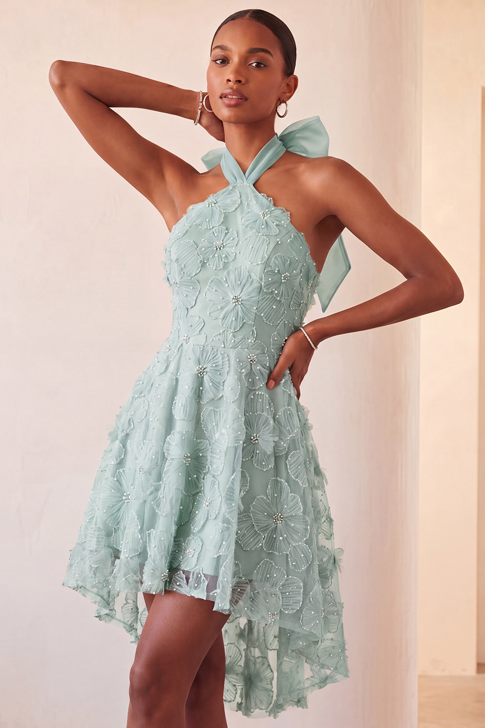 Vestido de Fiesta Morado con Cuello Halter, Corte Evasé, Perlas, Flores y Espalda Baja Asimétrica con Cordones