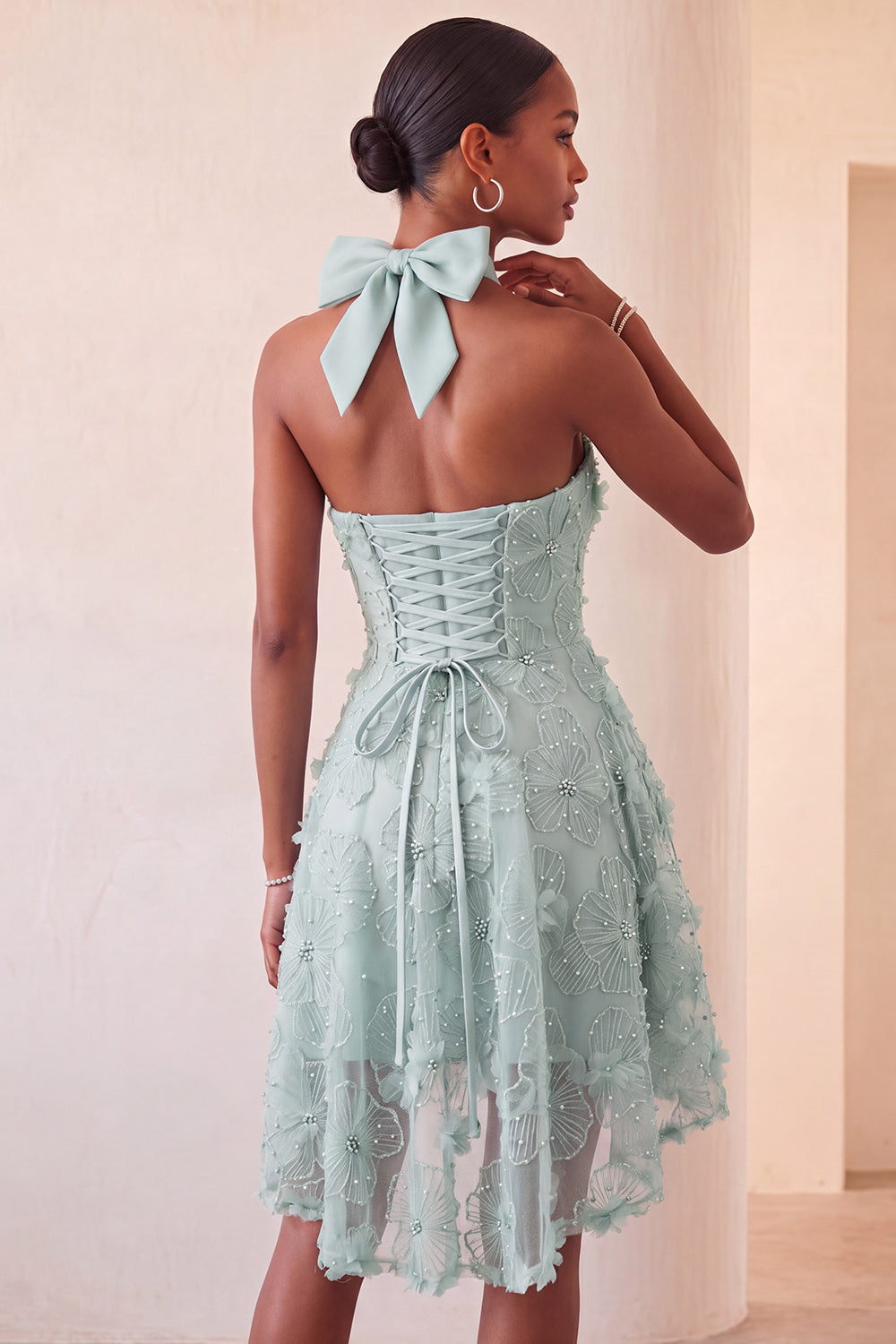 Vestido de Fiesta Morado con Cuello Halter, Corte Evasé, Perlas, Flores y Espalda Baja Asimétrica con Cordones