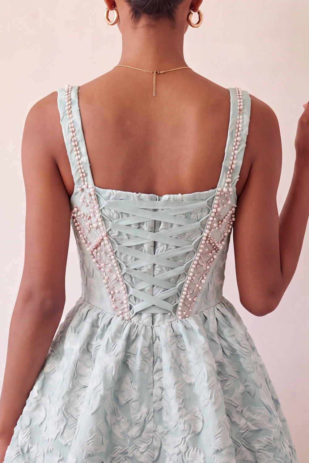 Robe de bal bustier jacquard coupe A à col carré violet clair, ornée de perles, avec laçage au dos