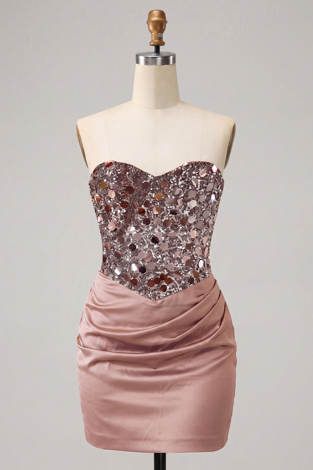 Robe de bal courte moulante ornée de sequins à col en cœur