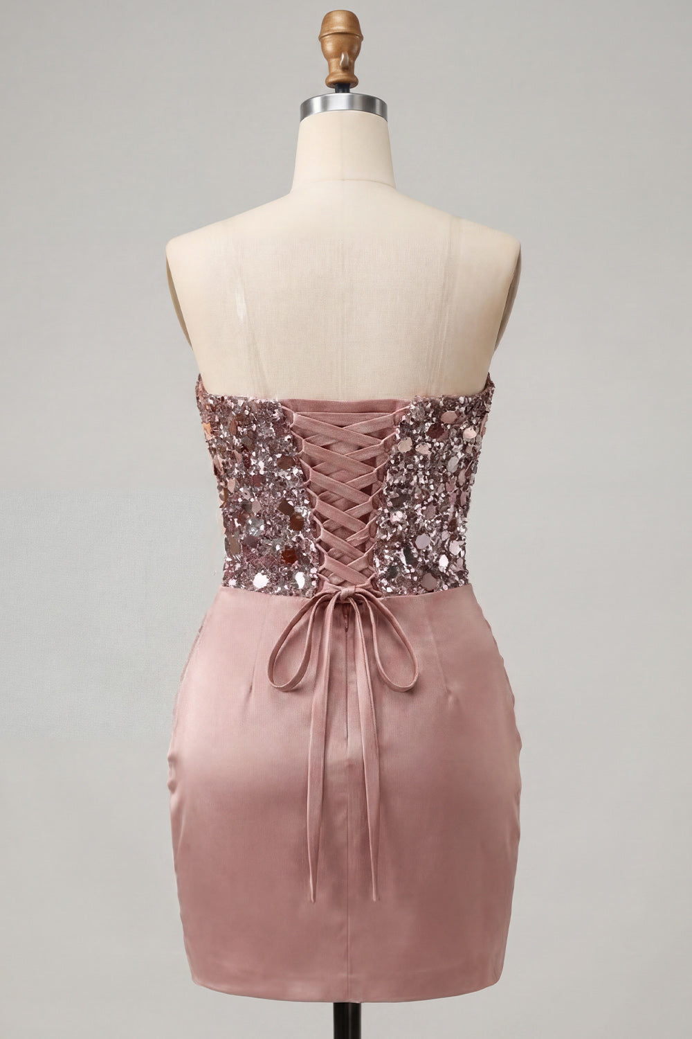 Robe de bal courte moulante ornée de sequins à col en cœur