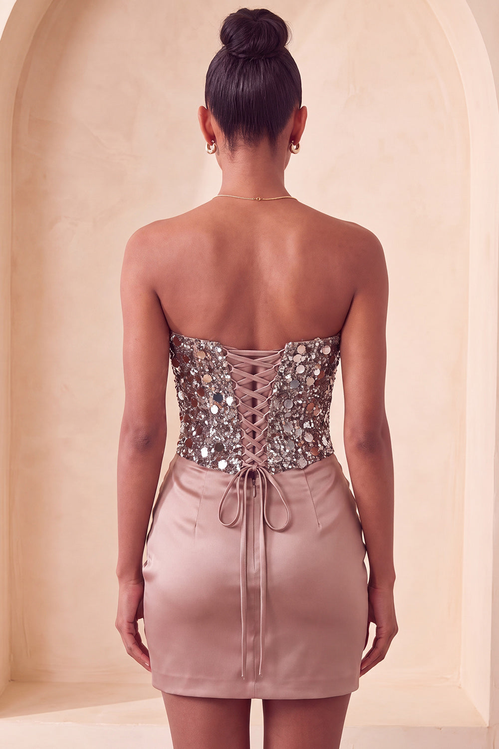 Robe de bal courte moulante ornée de sequins à col en cœur