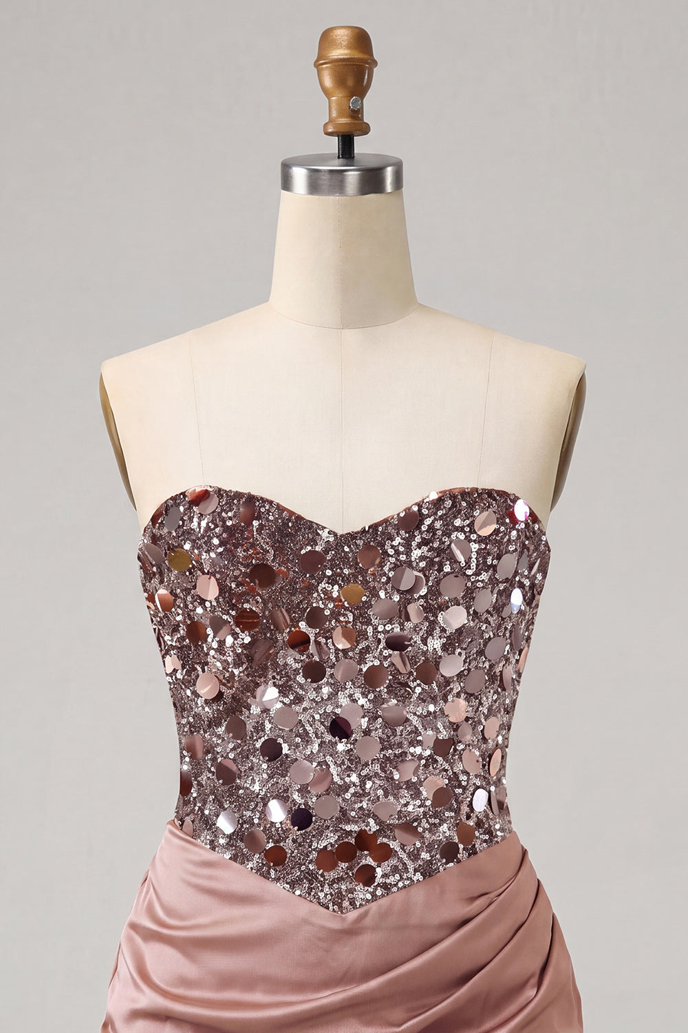 Robe de bal courte moulante ornée de sequins à col en cœur