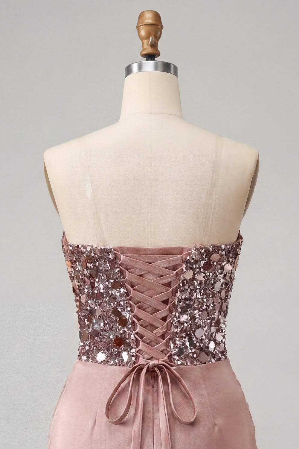 Robe de bal courte moulante ornée de sequins à col en cœur