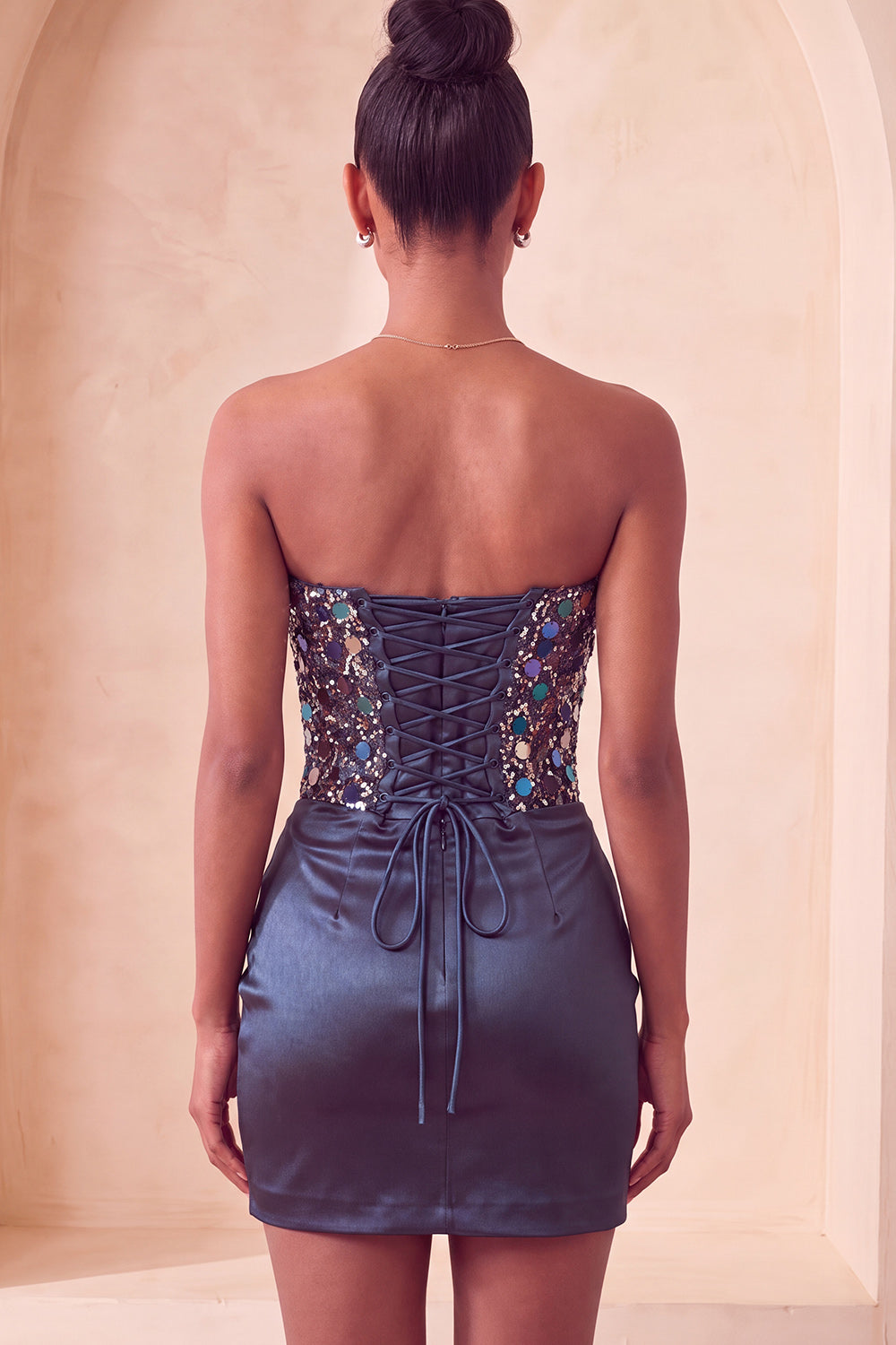 Robe de bal courte moulante ornée de sequins à col en cœur
